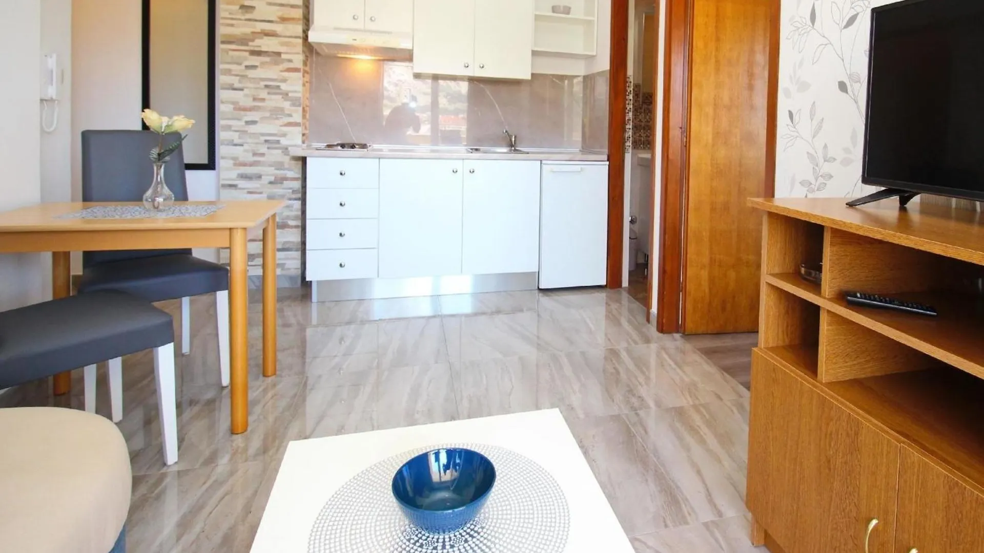 Modern Eingerichtete Apartment Fuer 4 Personen, Klimatisiert, Freie Parkplatz Und Wi-Fi, Grillmoegligkeit Baška