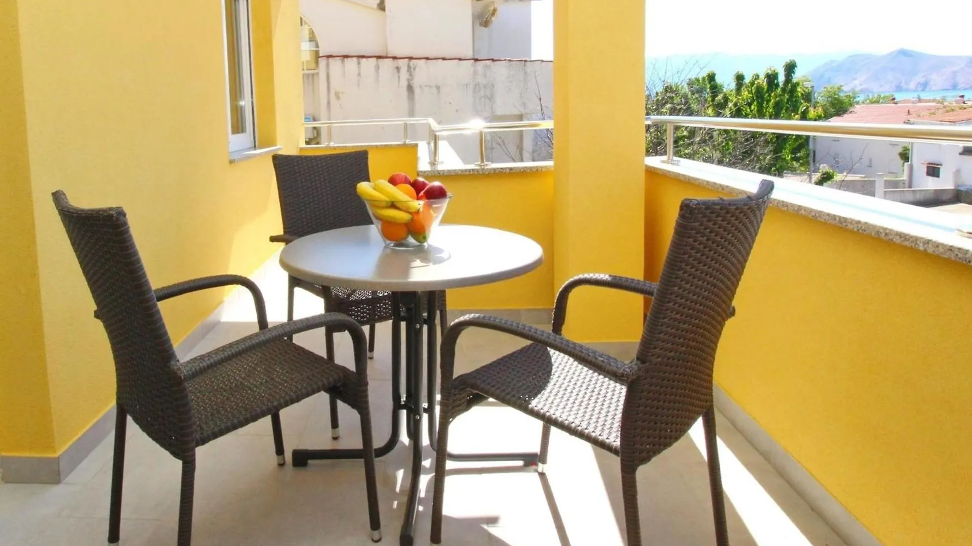 באסקה Modern Eingerichtete Apartment Fuer 4 Personen, Klimatisiert, Freie Parkplatz Und Wi-Fi, Grillmoegligkeit