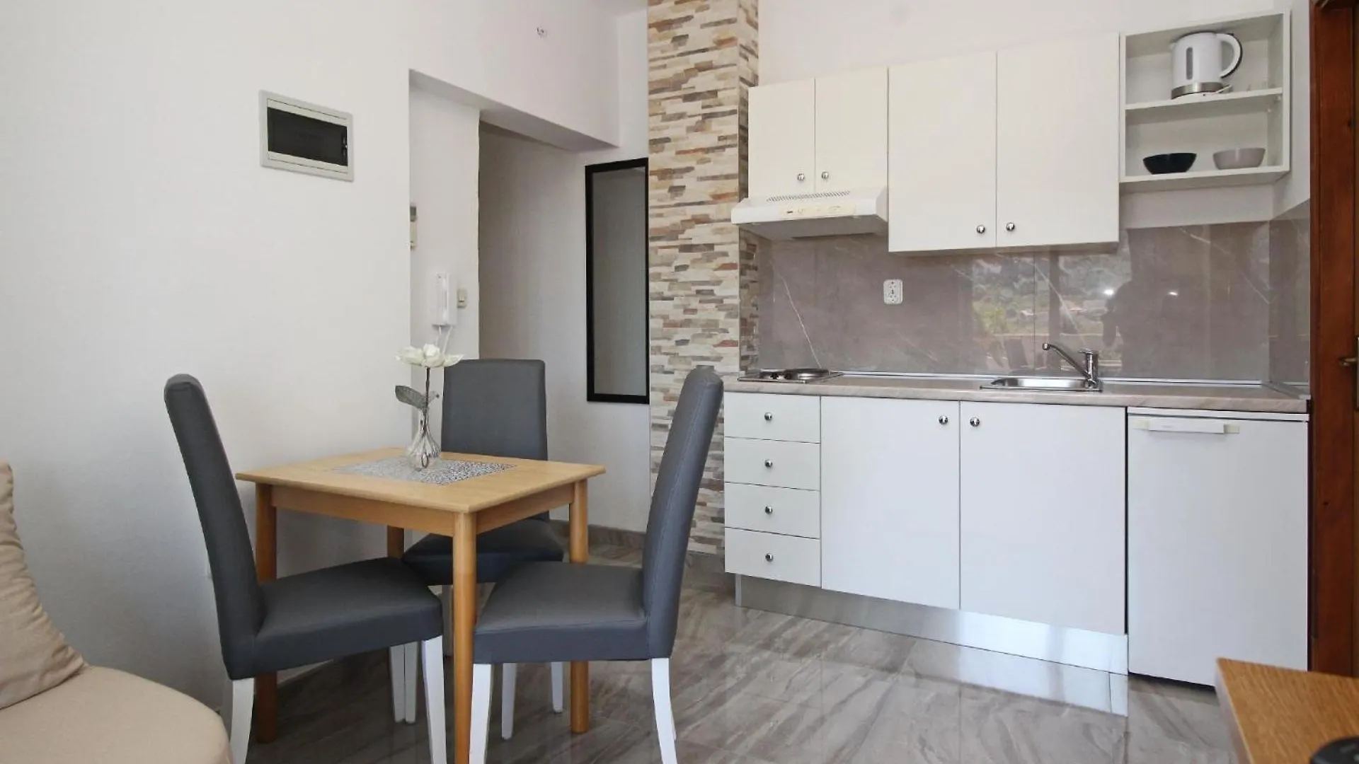 באסקה Modern Eingerichtete Apartment Fuer 4 Personen, Klimatisiert, Freie Parkplatz Und Wi-Fi, Grillmoegligkeit